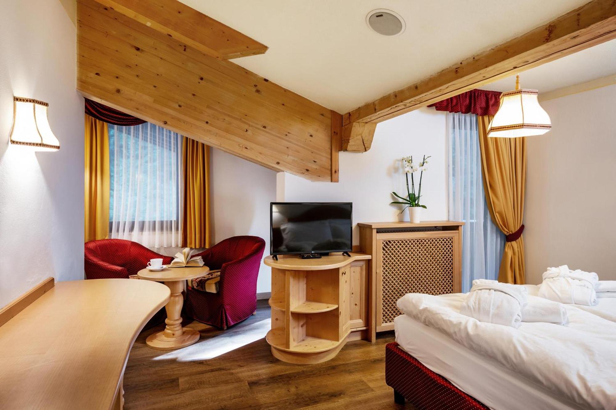 Hotel Terme Antico Bagno Pozza di Fassa Room photo
