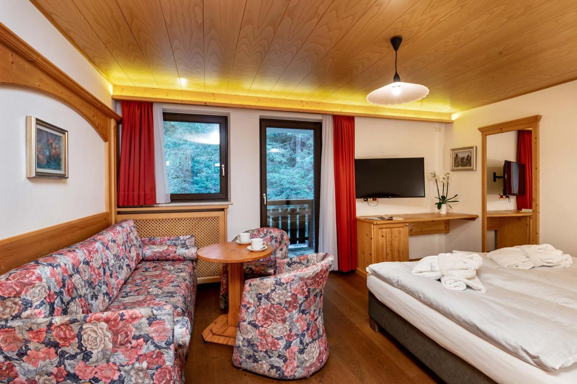 Hotel Terme Antico Bagno Pozza di Fassa Room photo
